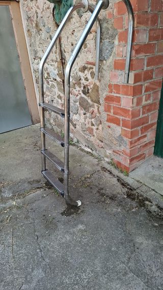 Escalera piscina metalica en perfectas condiciones