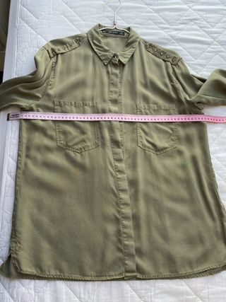 Camisa Zara verde militar con tachuelas