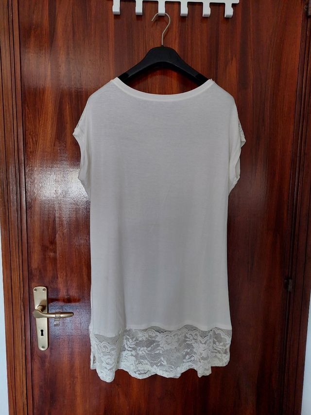 Camiseta blanca de encaje y pedrería