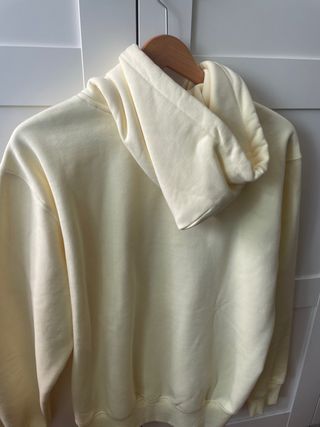 Sudadera Carhartt amarilla.