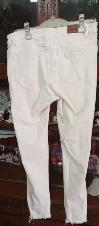 Vaqueros blancos rotos