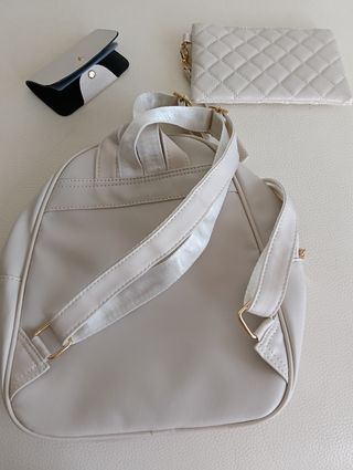Mochila beige + neceser y monedero