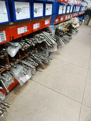Material fontanería: tubos y flexibles.