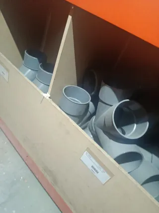 Tubería y piezas de PVC.