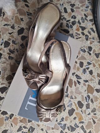 Sandalias doradas mujer tacón