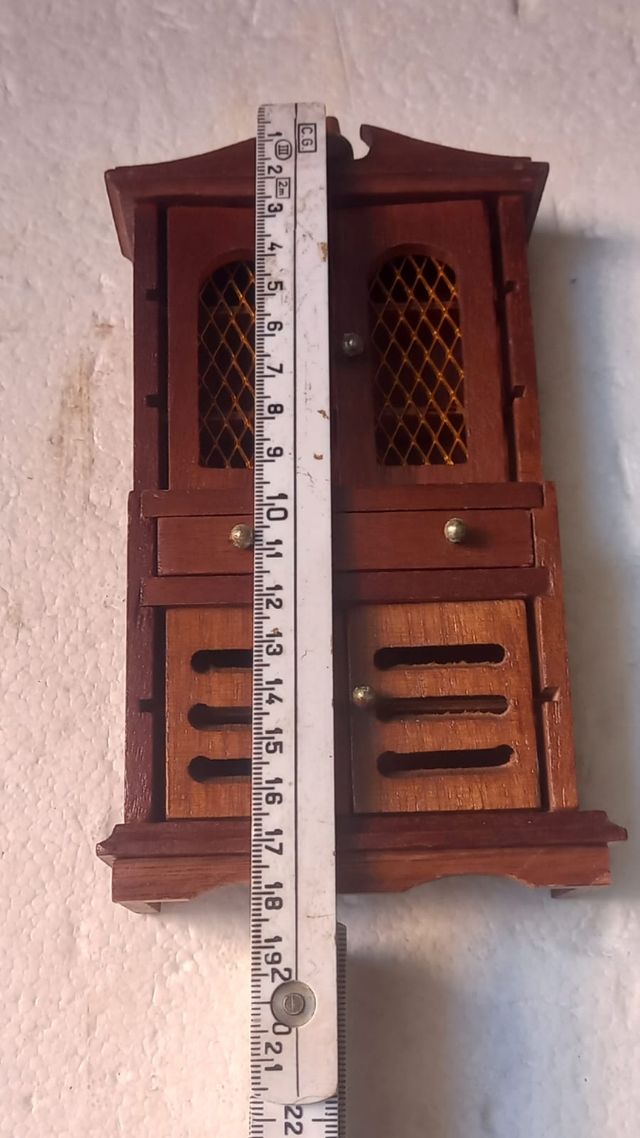 Mobile in legno per casa delle bambole