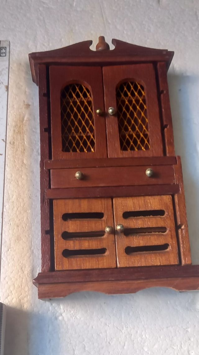 Mobile in legno per casa delle bambole