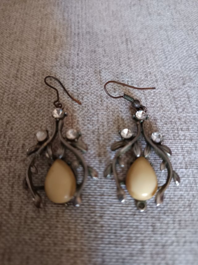 Pendientes color plata con piedra marfil