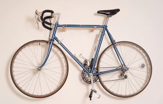 Colgador bici madera vintage