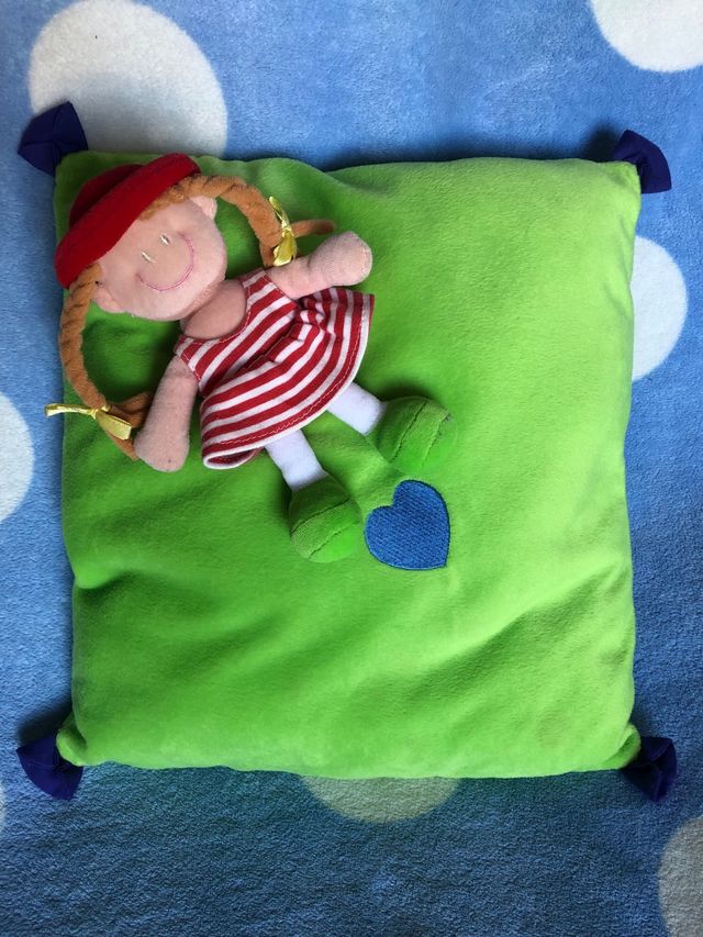 Cojín verde infantil con muñeca