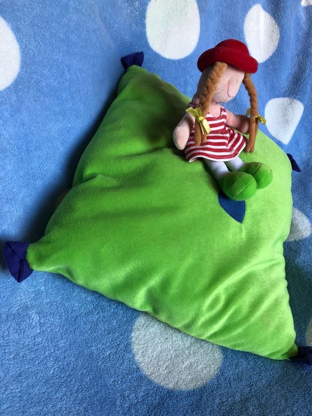 Cojín verde infantil con muñeca