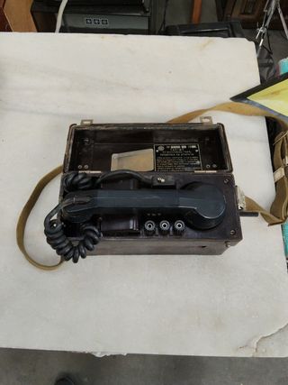 Teléfono militar antiguo