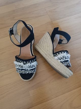 Zapatos cuña negros y blancos
