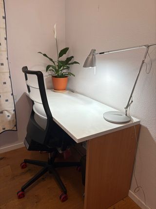 Mesa escritorio + silla ergonómica
