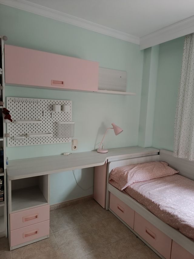 Habitación juvenil cama, escritorio y zapatero.