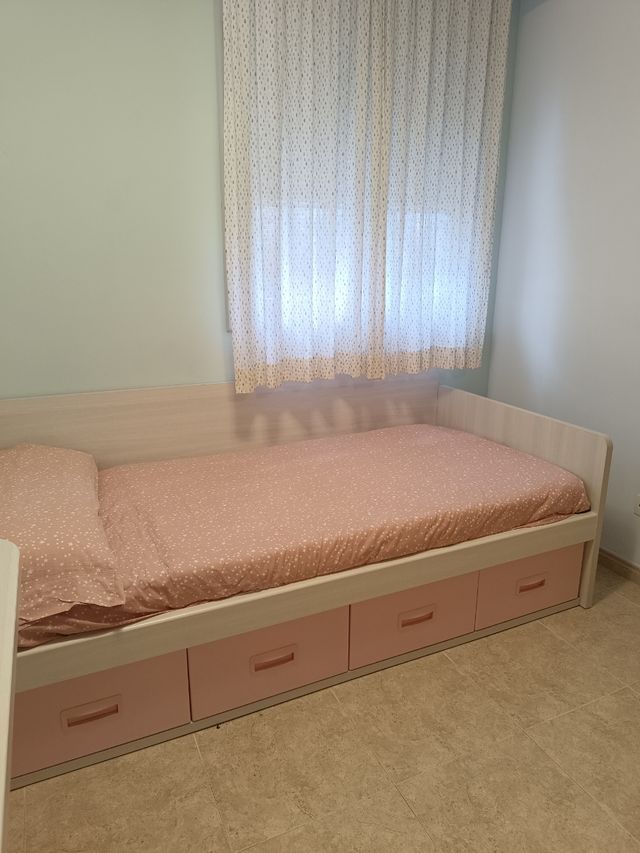 Habitación juvenil cama, escritorio y zapatero.