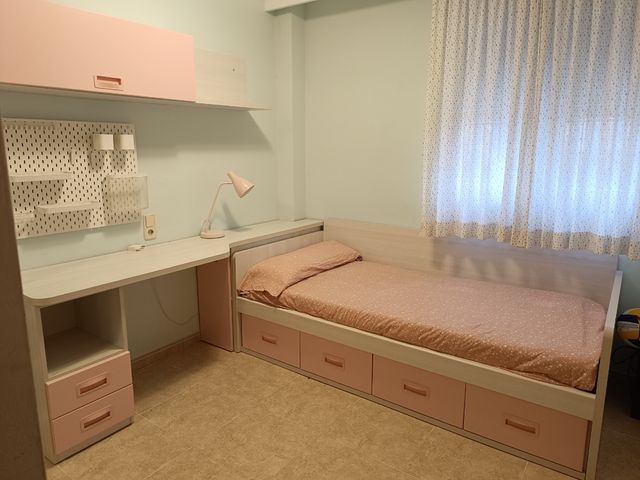 Habitación juvenil cama, escritorio y zapatero.
