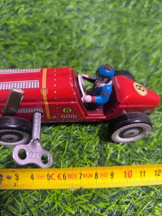 BOLIDO ROJO NUM 8 DE HOJALATA