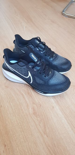 Zapatillas Nike Vomero 17 - Gris/Negras
