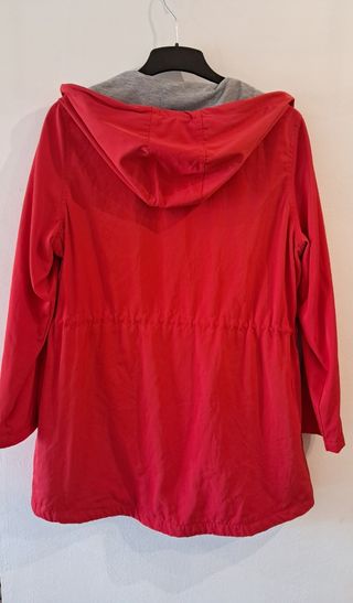 Chaqueta roja cortavientos fina