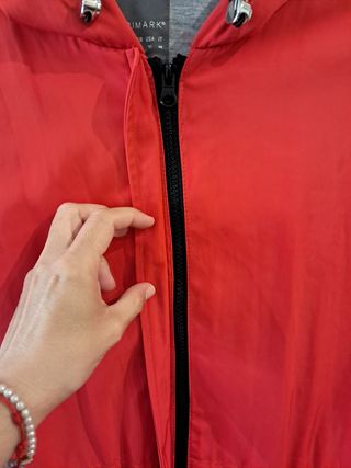 Chaqueta roja cortavientos fina