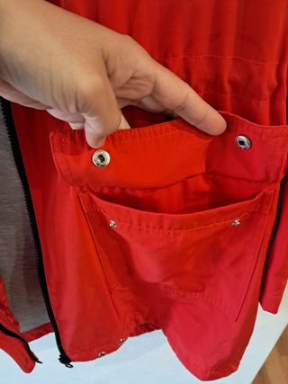 Chaqueta roja cortavientos fina