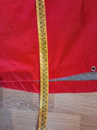 Chaqueta roja cortavientos fina