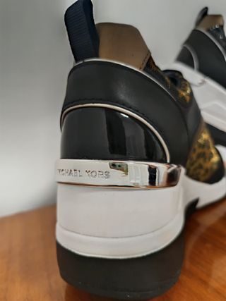 Zapatillas Michael Kors negras y doradas,dos usos.