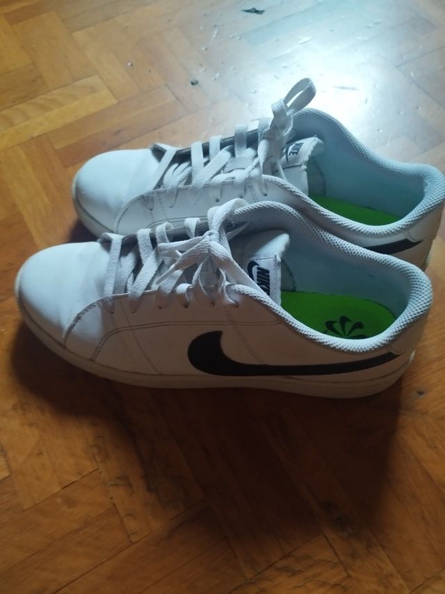 Zapatillas Nike blancas y negras