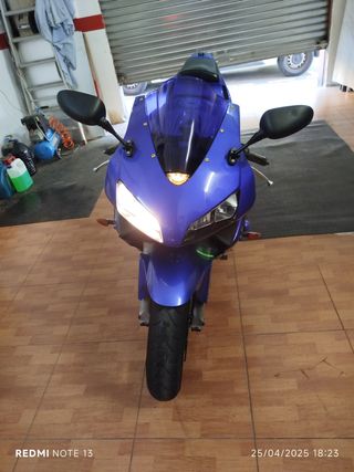 Honda CBR 600RR azul