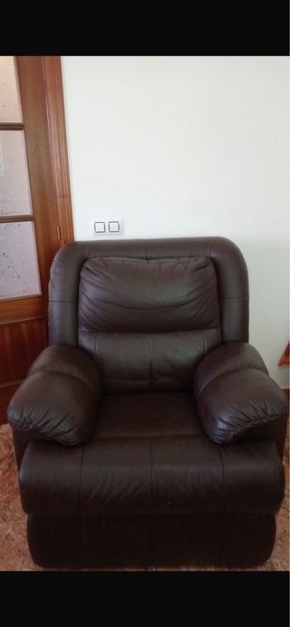 Sofá de piel marrón