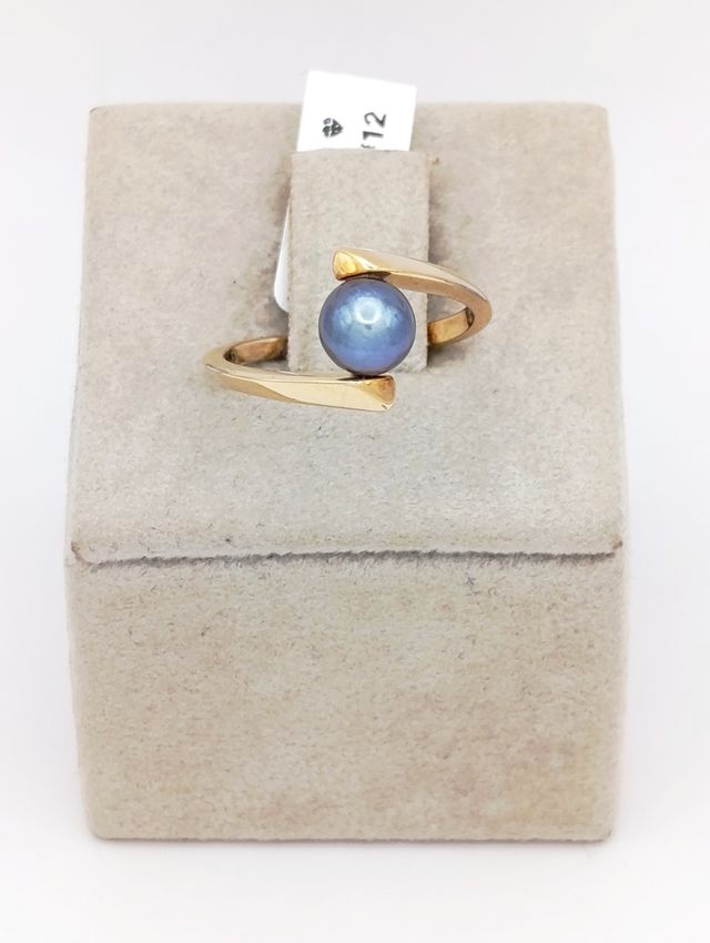 Anillo de oro 18K con perla Tahití natural.