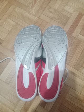 Zapatillas clavos atletismo rojas
