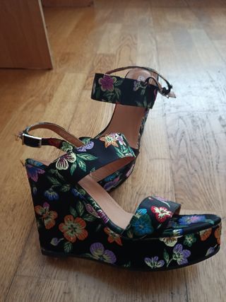 Sandalias cuña flores multicolor