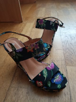 Sandalias cuña flores multicolor