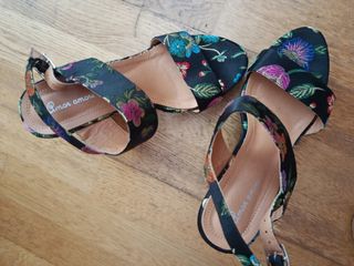Sandalias cuña flores multicolor