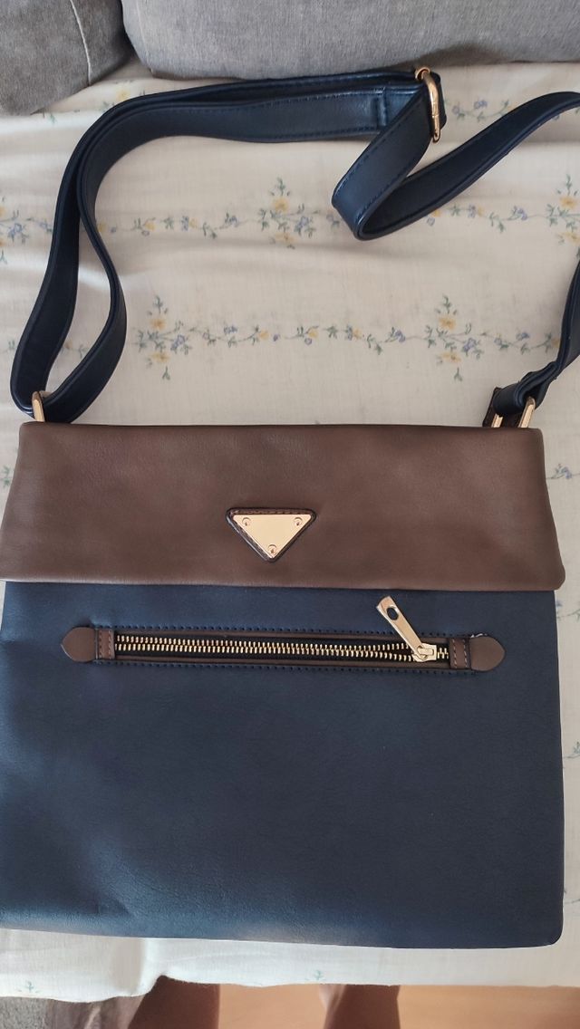 Bolso bandolera azul y marrón de material.