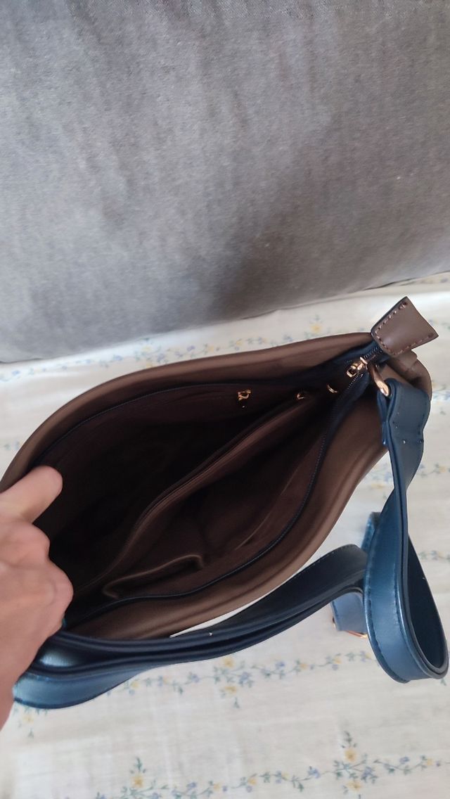 Bolso bandolera azul y marrón de material.