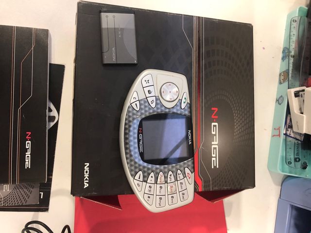 Nokia N-Gage: consola móvil gris plata