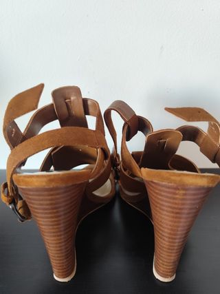 Sandalias cuña Zara marrón