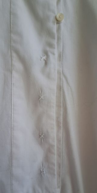 Camisa blanca estilo mosquetero