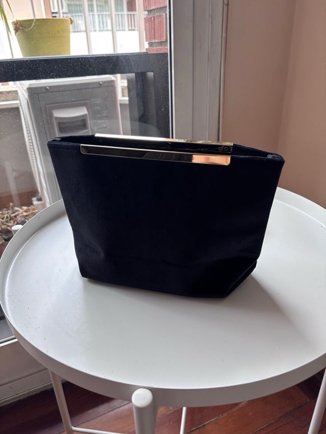 Neceser de terciopelo Guess