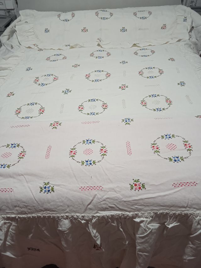 Copriletto ricamato Lagarterano