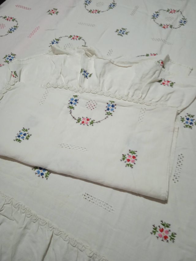 Copriletto ricamato Lagarterano