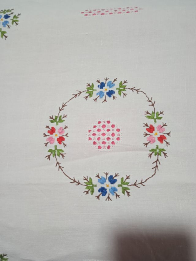 Copriletto ricamato Lagarterano