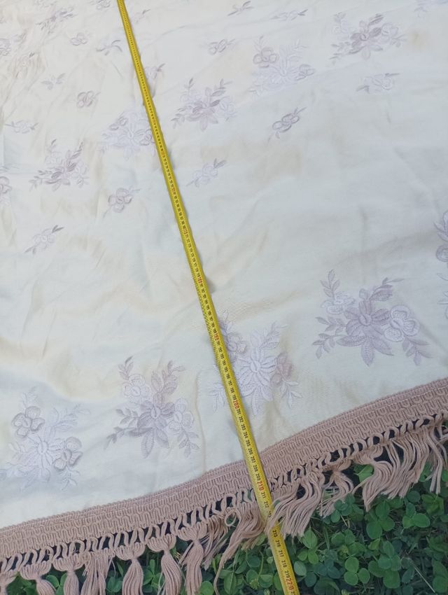 Colcha antigua bordada beige-crema. Flecos algodón