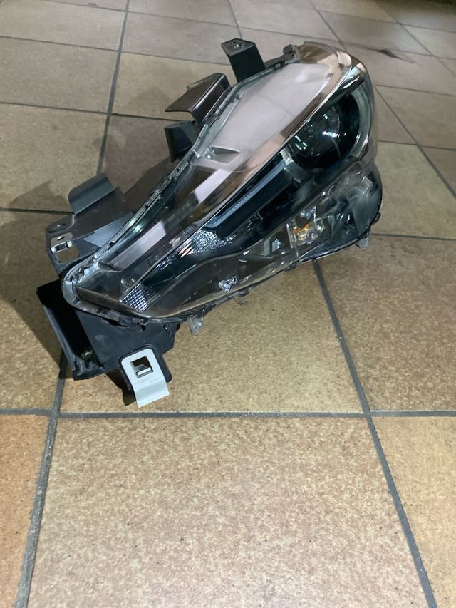 Faro delantero Mazda CX-5.