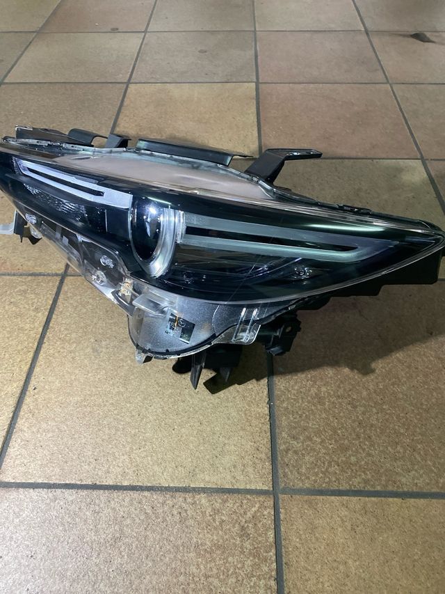 Faro delantero Mazda CX-5.