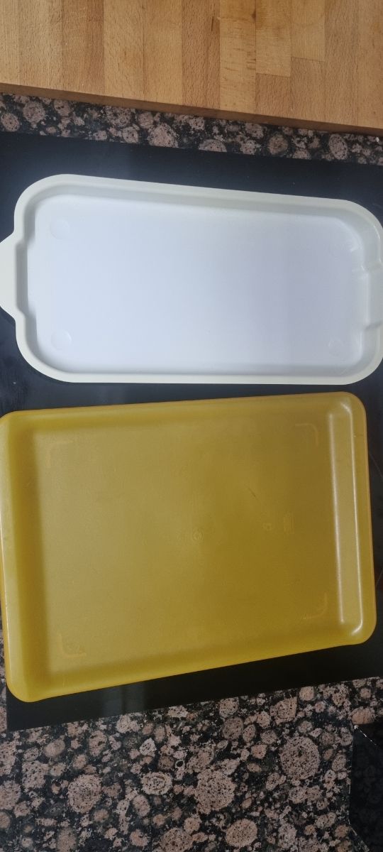 2 Bandejas plásticas blancas y amarillas