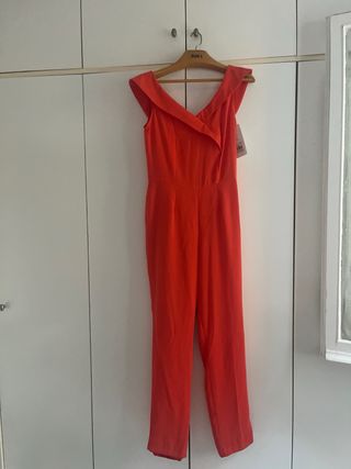 Mono de color salmón para fiestas o bodas